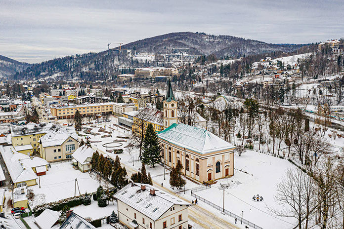 Miasto Wisła – apartamenty, kościół i inne zabudowania w zimowej scenerii