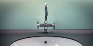 Jak aranżować swoją łazienkę – bateria umywalkowa wysoka