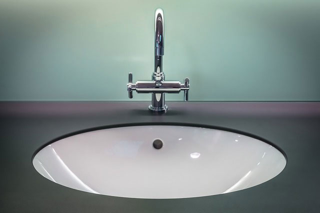 Jak aranżować swoją łazienkę – bateria umywalkowa wysoka