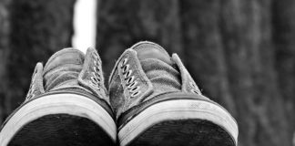 Sneakersy na koturnie - chwilowa moda, czy styl?