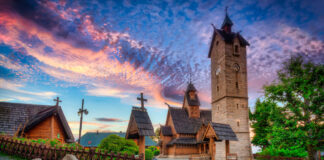 Karpacz noclegi – widok na Świątynię Wang w Karpaczu