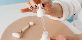 Jakie są najczęstsze problemy z ustami, które można leczyć za pomocą serum do ust?