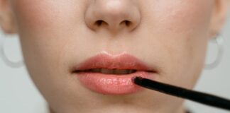 Jak używać konturówki do ust, aby wydobyć kolor szminki?