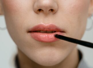 Jak używać konturówki do ust, aby wydobyć kolor szminki?