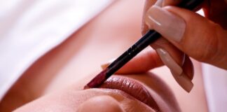 Jakie konturówki do ust są polecane dla osób z wargami wrażliwymi?