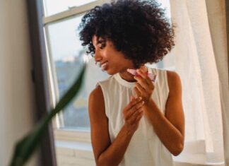 5. Jak stosować serum do ust w codziennej rutynie pielęgnacyjnej?