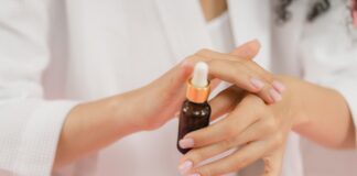 Jak działa serum do ust w przypadku uszkodzeń skóry wokół ust?