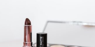 Konturówki do ust - co to są i jak się różnią od pomadek?
