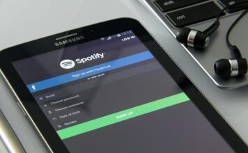 Jak puszczać Spotify w aucie?